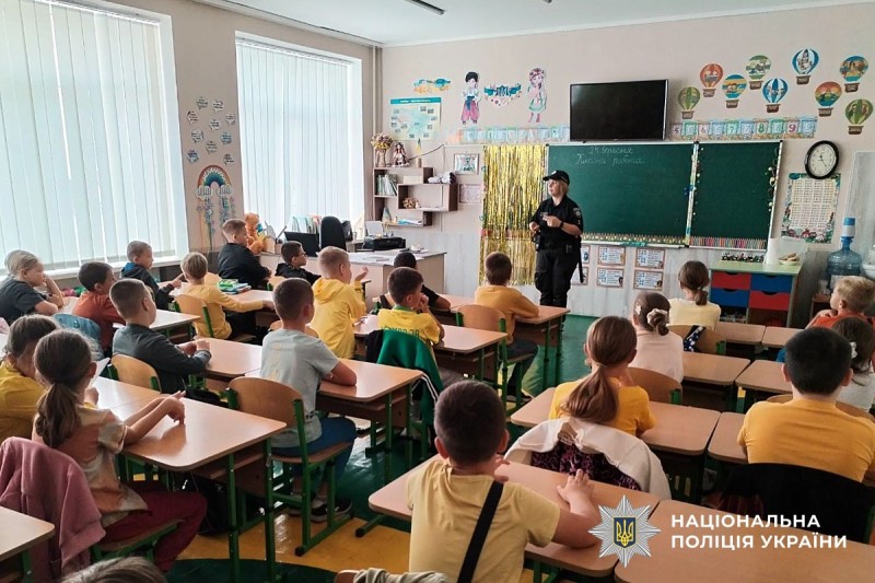Поліцейська у класі пояснює тему зустрічі