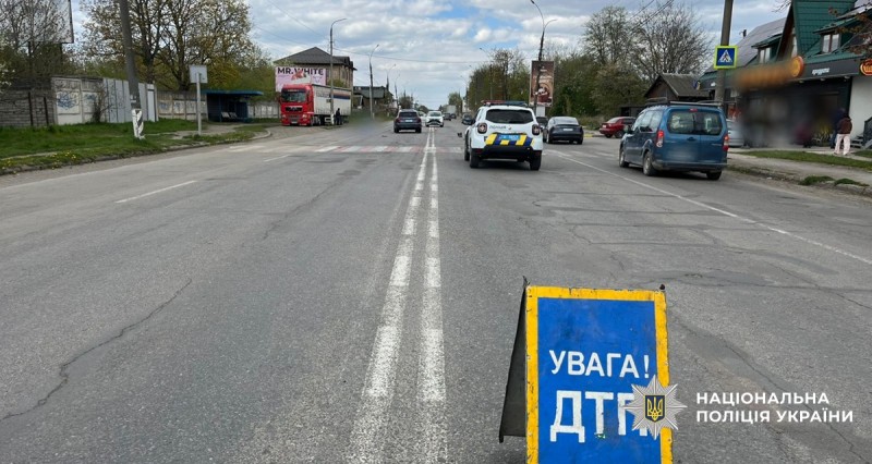 Поліцейські Івано-Франківщини встановлюють обставини смертельної дорожньо-транспортної пригоди, що сталася у Коломиї. Унаслідок наїзду автомобіля загинула 74-річна місцева мешканка. Водія затримано у процесуальному порядку. Триває досудове розслідування.