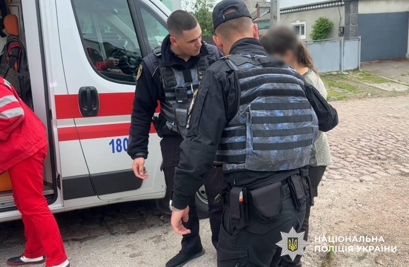 Поліцейські допомагають жінці