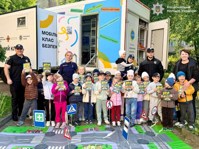 Маленькі вихованці разом із поліцейськими та рятувальниками вчилися помічати небезпеку, правильно поводитися на дорозі та знати, що робити, якщо знайшли підозрілий предмет.
