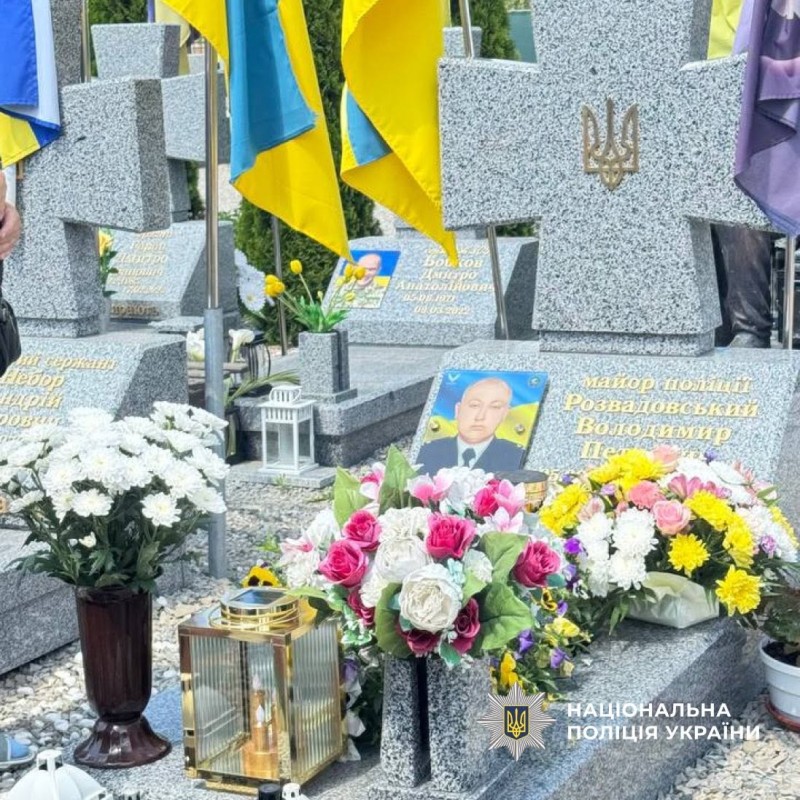 У 2022 році старший оперуповноважений управління боротьби з наркозлочинністю в Івано-Франківській області, на той момент майор поліції Володимир Розвадовський, одним із перших добровольців став на захист України. Для нього це рішення було усвідомленим. Він уже знав ціну війни: пройшов АТО, пережив полон. І коли країна знову потребувала захисників, не залишився осторонь.