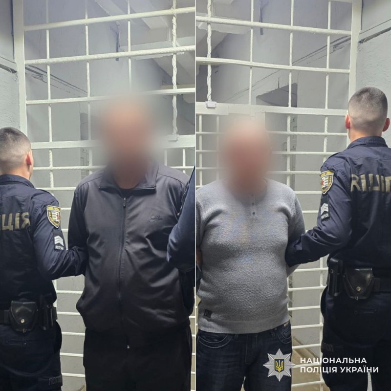 Поліцейські разом із двома підозрюваними у переправленні військовозобов'язаного через кордон
