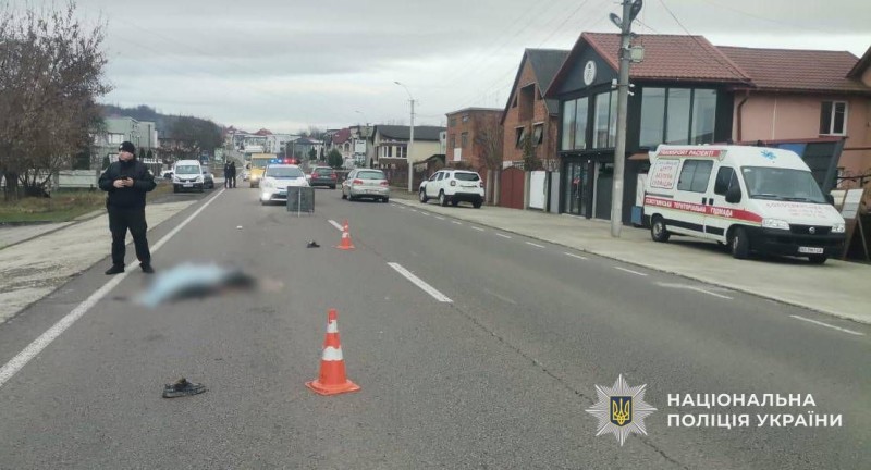 Поліцкйський працює на місці ДТП