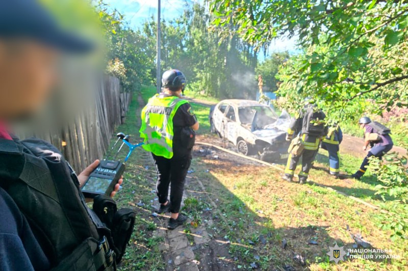 Дві жінки постраждали: поліцейські документують наслідки ворожого удару по цивільній автівці на Харківщині