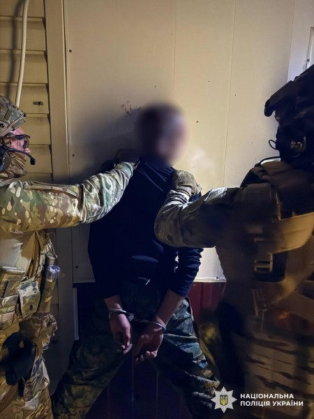 Поліцейські затримують правопорушника