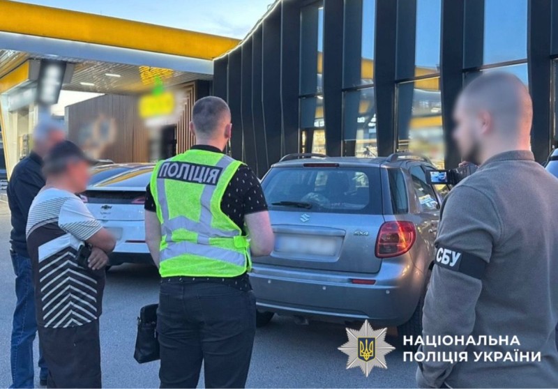 На фотографії зображено викриття злочинної діяльністі фігуранта, який сприяв в незаконному переправленні чоловіка мобілізаційного віку через державний кордон.