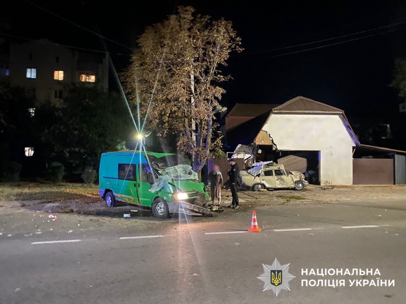 На фото зображено автомобіль Ford Transit, водій якого здійснив наїзд на двох дівчат. Про це вказано у статті.
