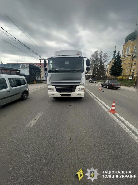 На фотографії зображено місце події та вантажівка, яка є учасником ДТП.