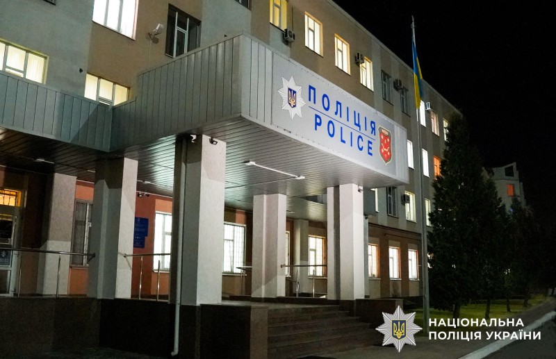 Фото адмінбудівлі Полтавського райуправління поліції вночі