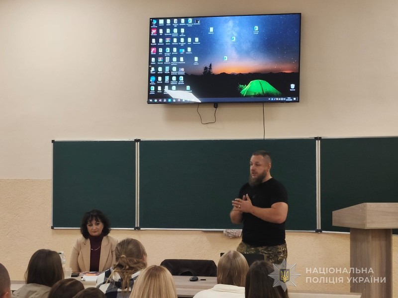 Ветеран війни та поліцейська зустрілись зі слухачами університету