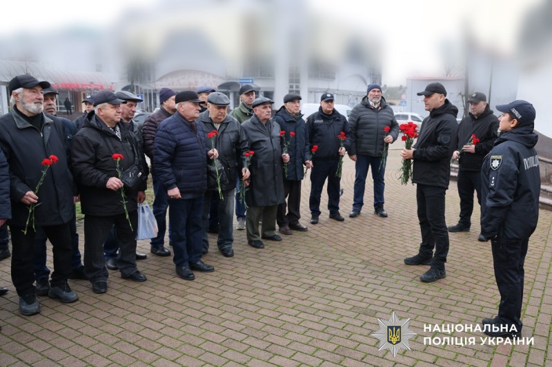 Генерал спілкується із ветеранами