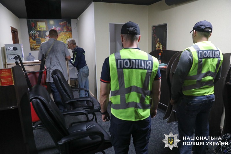 На фотографії зображено поліцейські Київщини, які здійснюють перевірку закладів, де за оперативною інформацією функціонували ігрові автомати.
