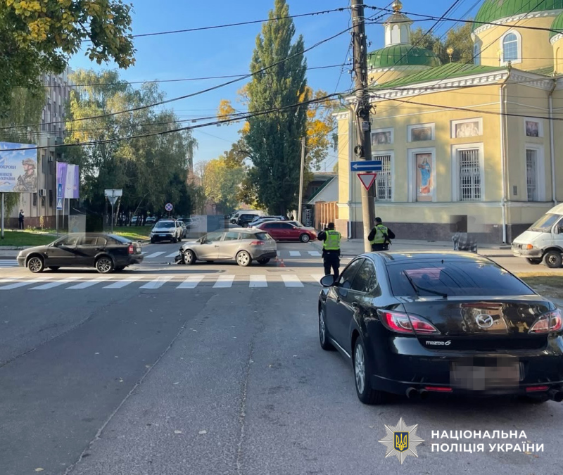 Пошкоджені авто на місці ДТП