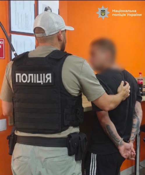 25-річний мешканець Рожнятівської громади, за даними слідства, купував канабіс з метою подальшого збуту. Наркотичний засіб зберігав за місцем проживання, де зважував, розфасовував, пакував у зіп-пакети та надалі реалізовував. Поліцейські задокументували два факти продажу наркотичного засобу.