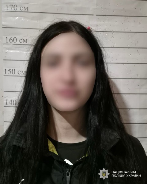 дівчина,  яка для розваги використовувала на відео формений одяг поліцейського