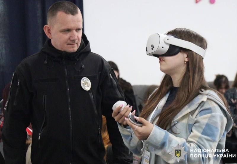 На фото правоохоронець та учениця в окулярах віртуальної реальності.