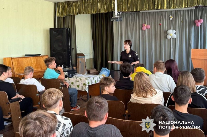 Інспекторка говорить з дітьми на тему безпеки