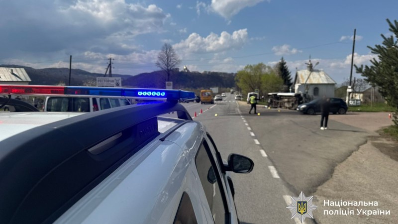 Унаслідок аварії водій мікроавтобуса, 64-річний житель Івано-Франківського району, загинув на місці події. У салоні перебували пасажири — вони отримали тілесні ушкодження різного ступеня тяжкості.