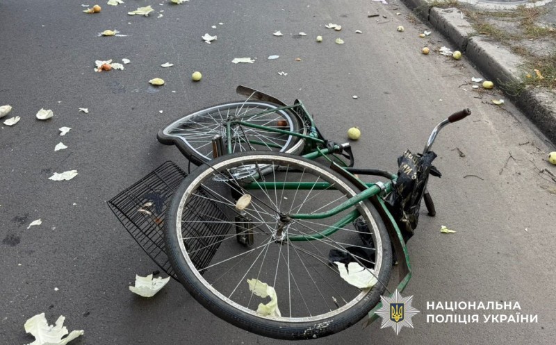 Понівечений велосипед на дорозі