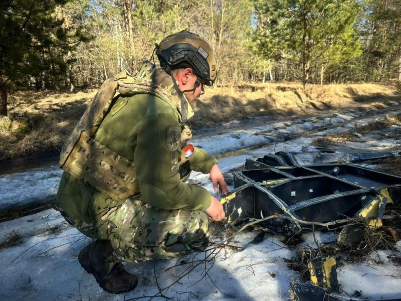 Поліцейський вибухотехнік на місці виявлення ракети