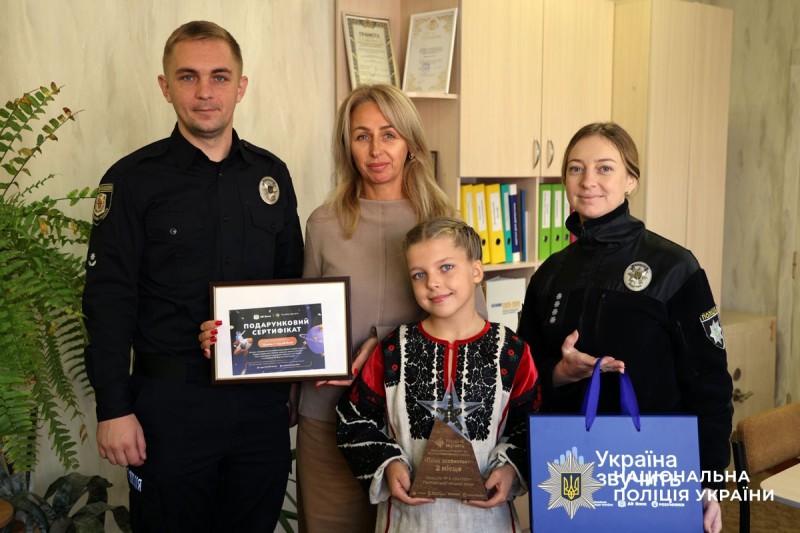 Полтавська школярка здобула друге місце у всеукраїнському проєкті «Україна звучить»: призерку привітала поліція Полтавщини