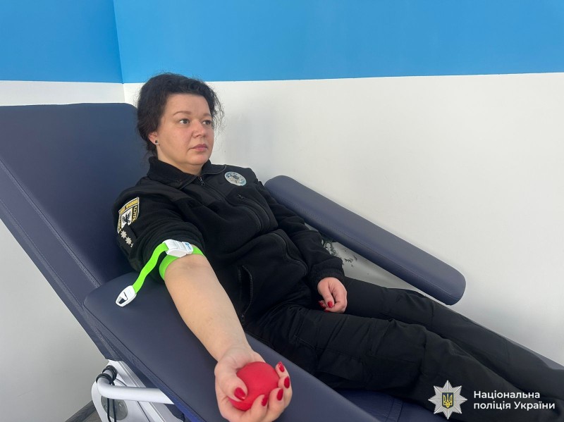 До Всесвітнього дня онкохворої дитини працівники ювенальної превенції поліції Прикарпаття стали донорами крові для дітей, які щодня борються з онкологічними захворюваннями.