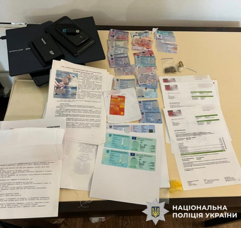 На фото зображено вилучені речові докази