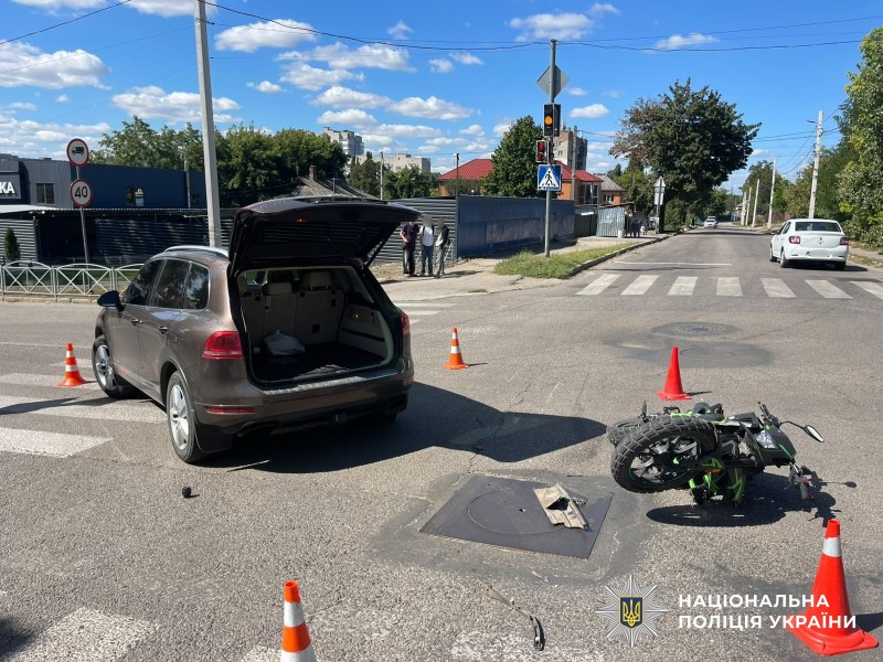 Пошкоджені автомобіль та мотоцикл на місці ДТП