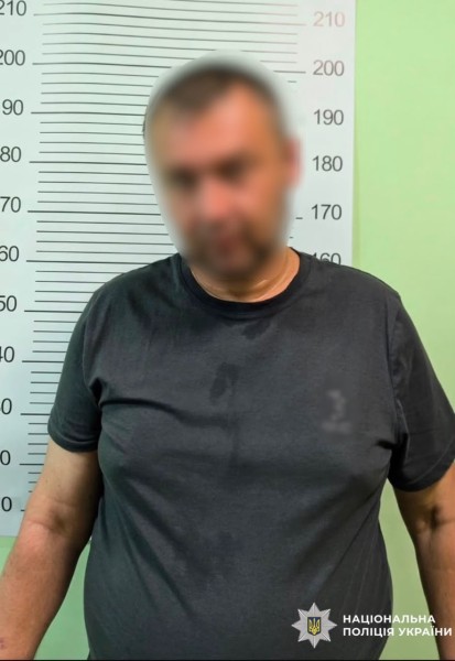 на фото зображений зловмисник