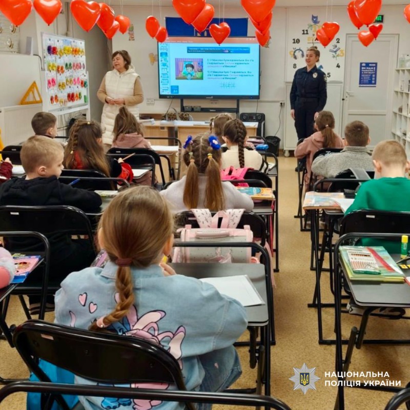 Поліцейські Харківщини нагадують школярам, що світлоповертальні елементи - запорука безпеки пішоходів
