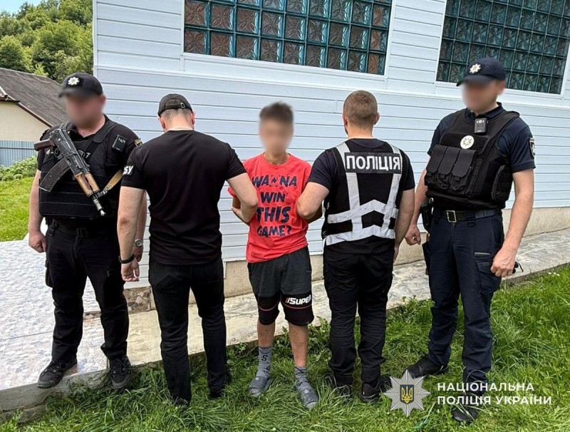 Правоохоронці та диверсант, який на замовлення рф вчиняв підпали об’єктів інфраструктури