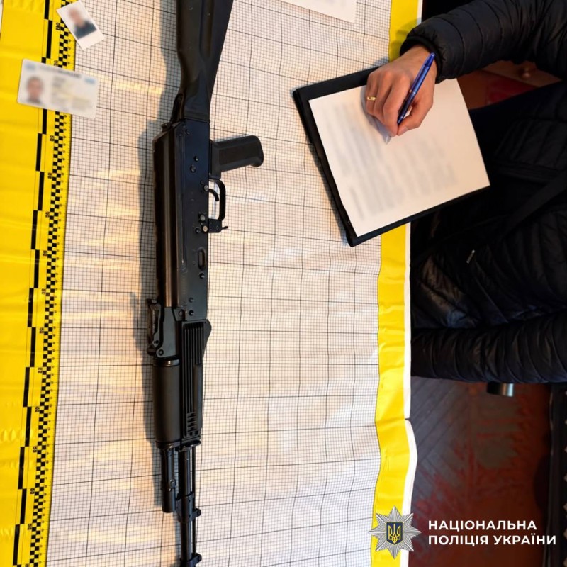 На Харківщині чоловік задекларував в поліції знайдений у лісосмузі автомат та набої