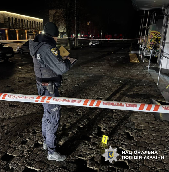 Поліцейський працює на місці злочину. Місце огороджено.