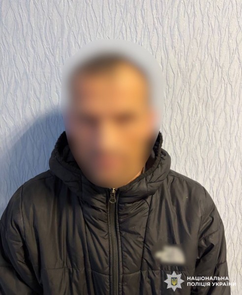 На фотографії зображено фігуранта, якому повідомлено про підозру за фактом зберігання в гаражі боєприпасів та вибухових речовин.