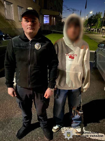 На фото знайдена дівчина та правоохоронець.