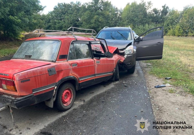 На фото автомобілі, учасники ДТП, на місці події.