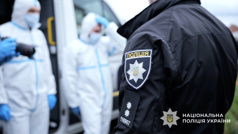 Поліцейські та криміналісти на місці подвійного вбивства