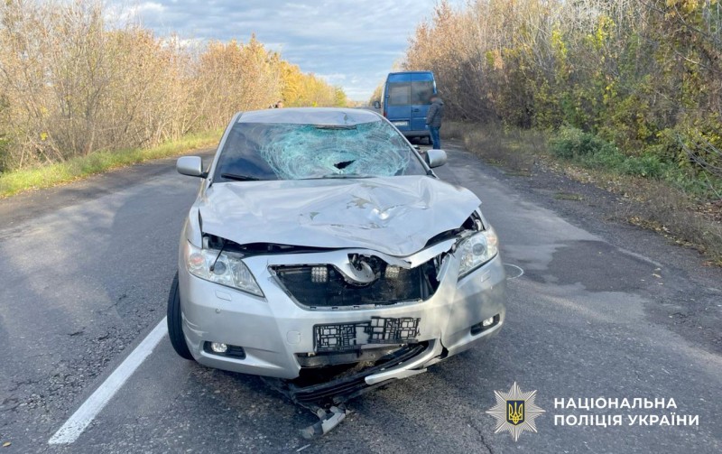 Понівечена передня частина легковика