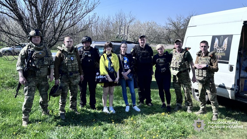 поліцейські спецпідрозділу «Білі Янголи» евакуювали мешканців Великобурлуцької громади з небезпечної території