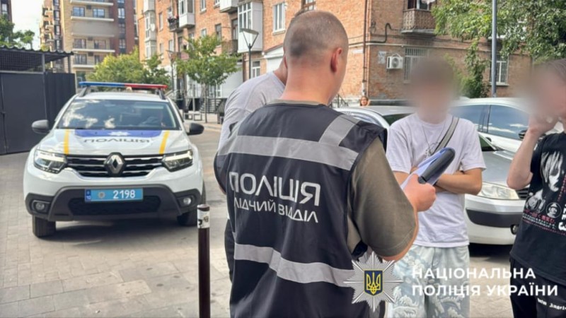 На фото зображено поліцейського та затриманого