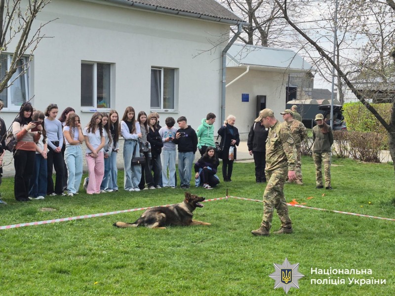 Як працюють чотирилапі помічники поліцейських та їхні наставники — дізнались ліцеїсти Калуша. Разом з інспекторкою служби освітньої безпеки Тетяною Курилів учні завітали до підрозділу, де щодня тренуються кмітливі «хвостики».