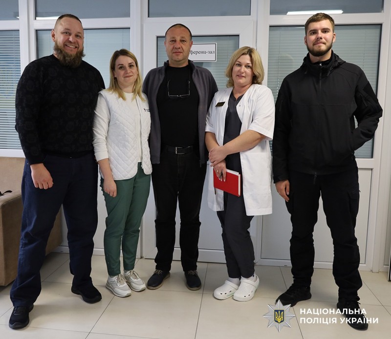 помічники начальників з персоналом реабілітаційного центру позуть для спільного фото
