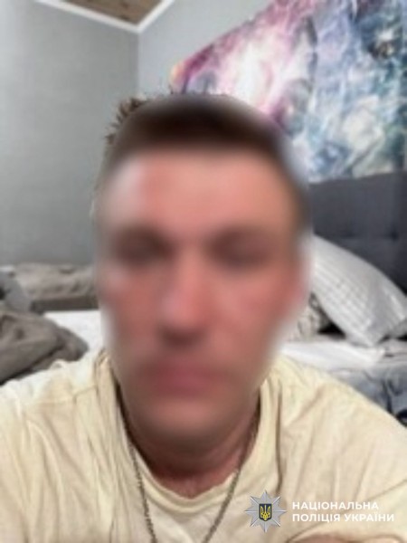 На фотографії зображено зловмисника, який відкрито заволодів телефоном потерпілого та за допомогою банківського мобільного застосунку викрав його кошти.