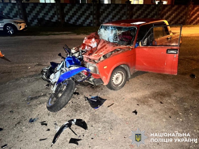 На фотографії зображено транспортні засоби, які є учасниками ДТП на Бучанщині, в якій потраждав мотоцикліст.