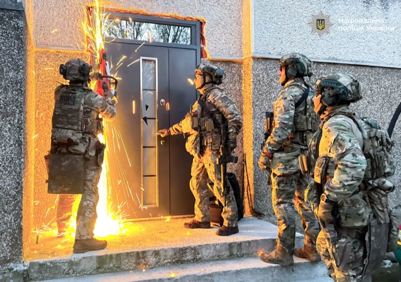 За даними слідства, організував незаконний бізнес 30-річний мешканець Івано-Франківської області. До протиправної діяльності він залучив двох спільників — 23-річну мешканку Івано-Франківська та 24-річного мешканця Волинської області.