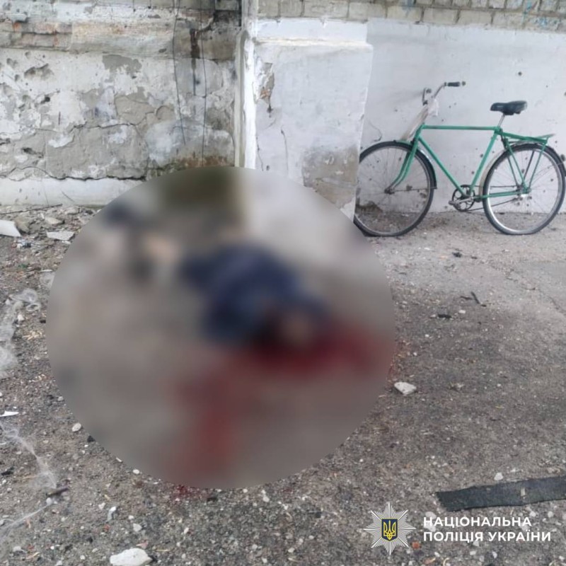 Поліцейські документують наслідки ворожого обстрілу Куп’янського району: загинув мирний мешканець