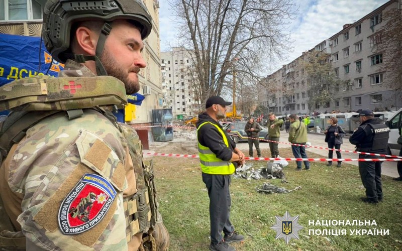 Вибухотехніки поліції на місці удару