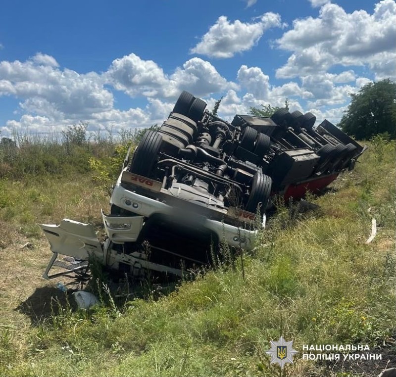 Вантажівка на місці ДТП
