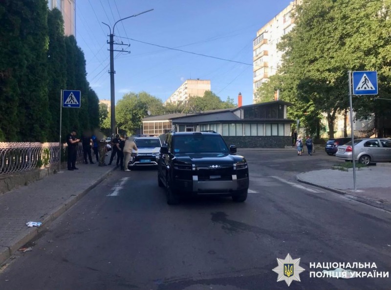 На фотографії зображено автомобіль, який є учасником ДТП, внаслідок якої двох жінок госпіталізовано.