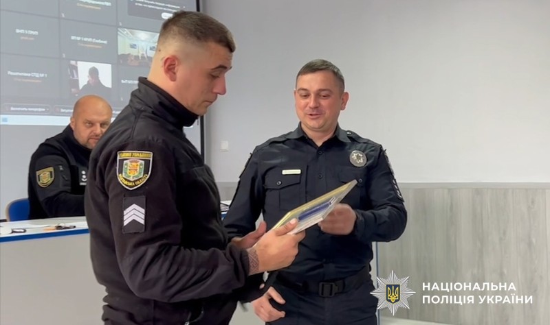 Начальник Миргородського райвідділу поліції вручає відзнаку президента  поліцейському ГРПП